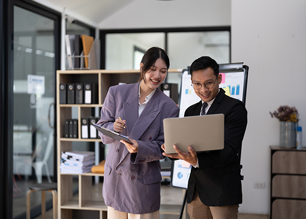 business-people-with-clipboard-and-laptop